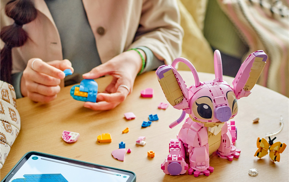Stavebnica LEGO® │ Disney 43257 Andílek Zostaviteľné lietajúce srdiečka alebo motýľ umožňujú meniť vzhľad Anjelika podľa nálady.