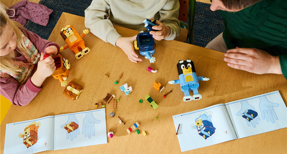 Stavebnica LEGO® Bluey 11217 Rodina Bluey z kociek Stavebnica umožní zostaviť všetkých štyroch členov rodiny Heelerových ako veľké figúrky na hranie i vystavenie.