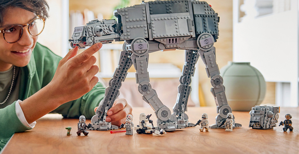 Stavebnica LEGO® Star Wars™ 75454 AT-AT™ Imperiálneho pozostatku s INT-4 Pohyblivý AT-AT s otváracím kokpitom a panelmi ponúka dostatok priestoru pre vlastné bojové misie.