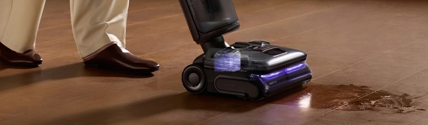 Čistič tvrdých podláh Roborock F25 Ultra čierny Muž pomocou tyčového vysávača Roborock F25 Ultra upratuje mastnú nečistotu na podlahe.