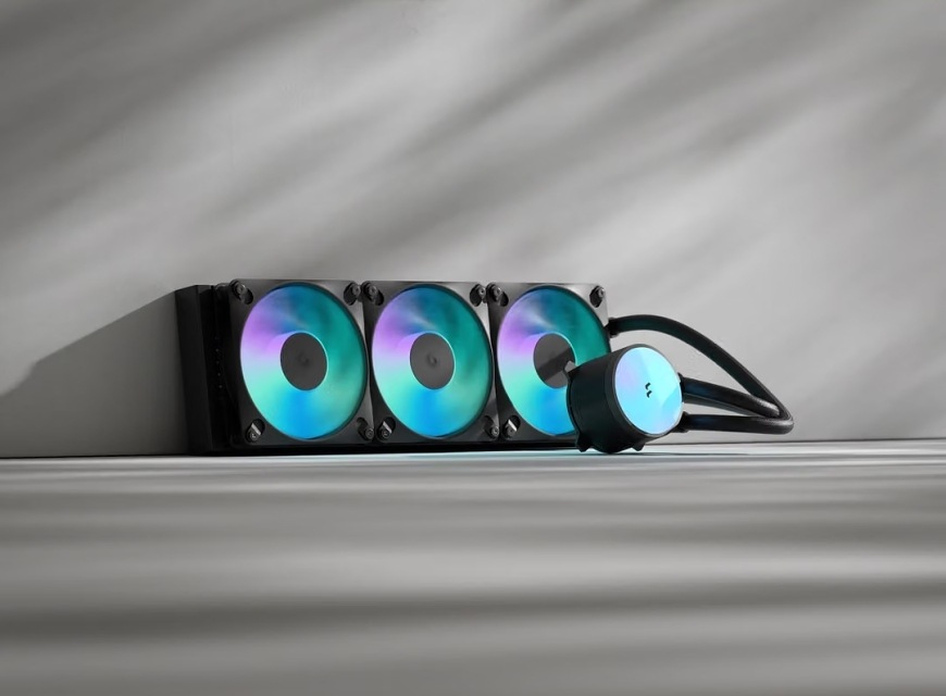 FRACTAL DESIGN Radius 360 RGB Black s trojicou podsvietených ventilátorov, radiátorom a pumpou na svetlom podklade
