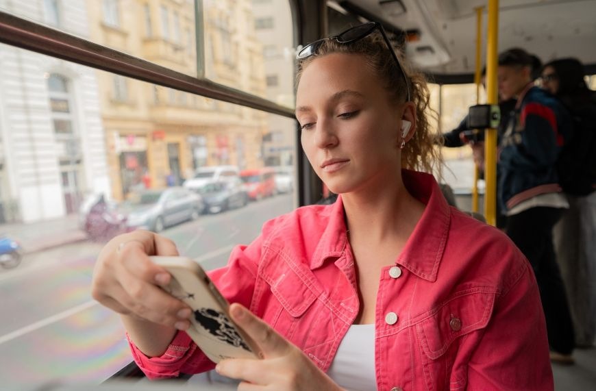 Slúchadlá Sencor SEP MELLOW biela Žena počúva hudbu zo slúchadiel Sencor SEP MELLOW v autobuse