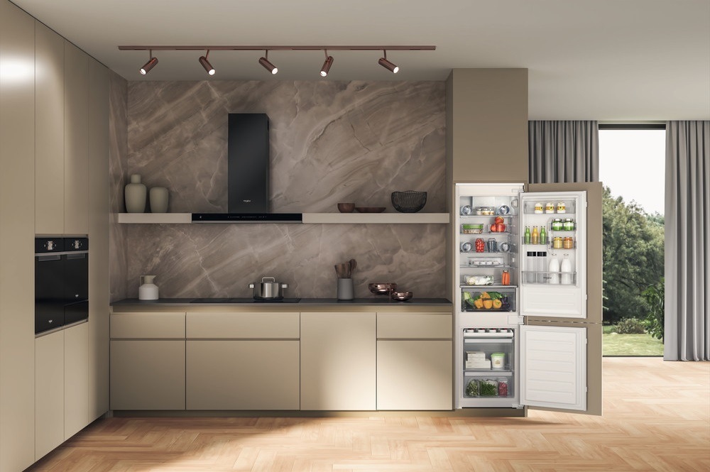 Chladnička kombinovaná Whirlpool WHC18D011C2, vstavaná, pohľad do modernej kuchyne s linkou so vstavanou chladničkou