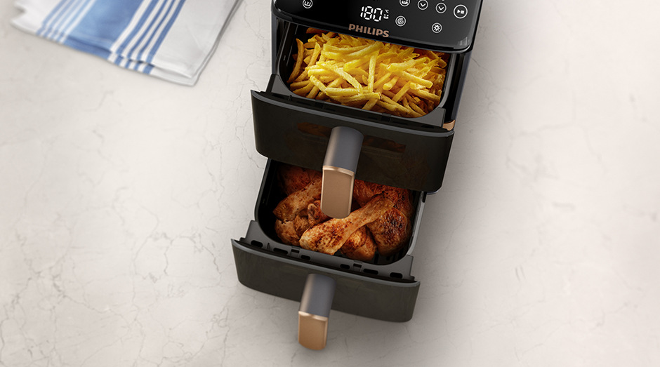 Otvorená teplovzdušná fritéza Philips NA462/70 4000 Series, kde sa hore robia hranolky a dole kuracie klátiky