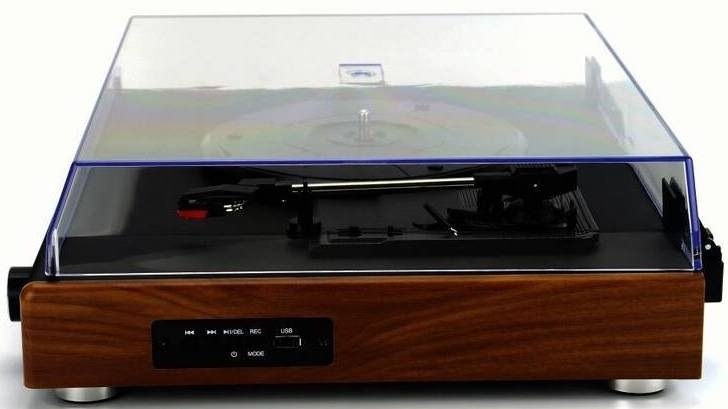 detail gramofónu AKAI ATT-240SP so zavretým priehľadným krytom a ovládacím panelom na zadnej strane