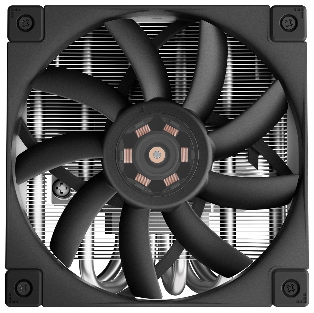 Na obrázku je chladič CPU DeepCool AN600 (low profile) z čelného pohľadu. Väčšinu plochy zaberá veľký čierny ventilátor v štvorcovom ráme, s niekoľkými širokými lopatkami a viditeľným stredom motora. Za ventilátorom sú vidieť husté vodorovné kovové rebrá chladiča a dole presvitajú strieborné zahnuté trubičky (heatpipe) – je ich šesť. V rohoch rámu sú montážne body/skrutky, ktoré ventilátor držia na mieste.