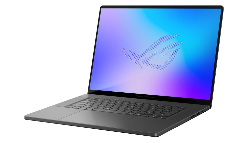 Otvorený a zapnutý notebook Asus ROG Zephyrus G16 natočený doľava