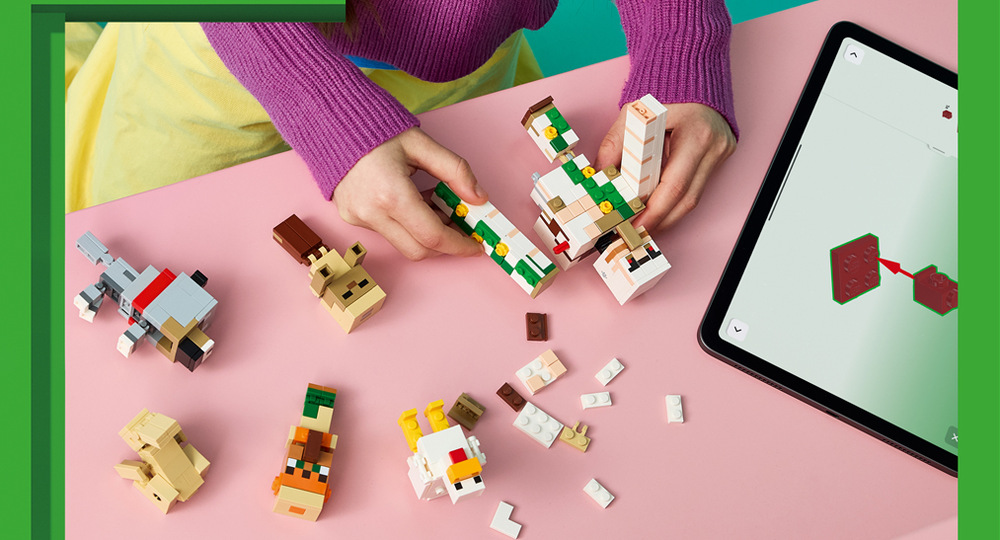 Stavebnica LEGO® Minecraft® 21592 Kuřecí žokej a útok v poušti Stavanie 428 dielikov LEGO spája kreatívnu tvorbu s obľúbenou videohrou a uľahčuje ho aplikácia LEGO Builder.
