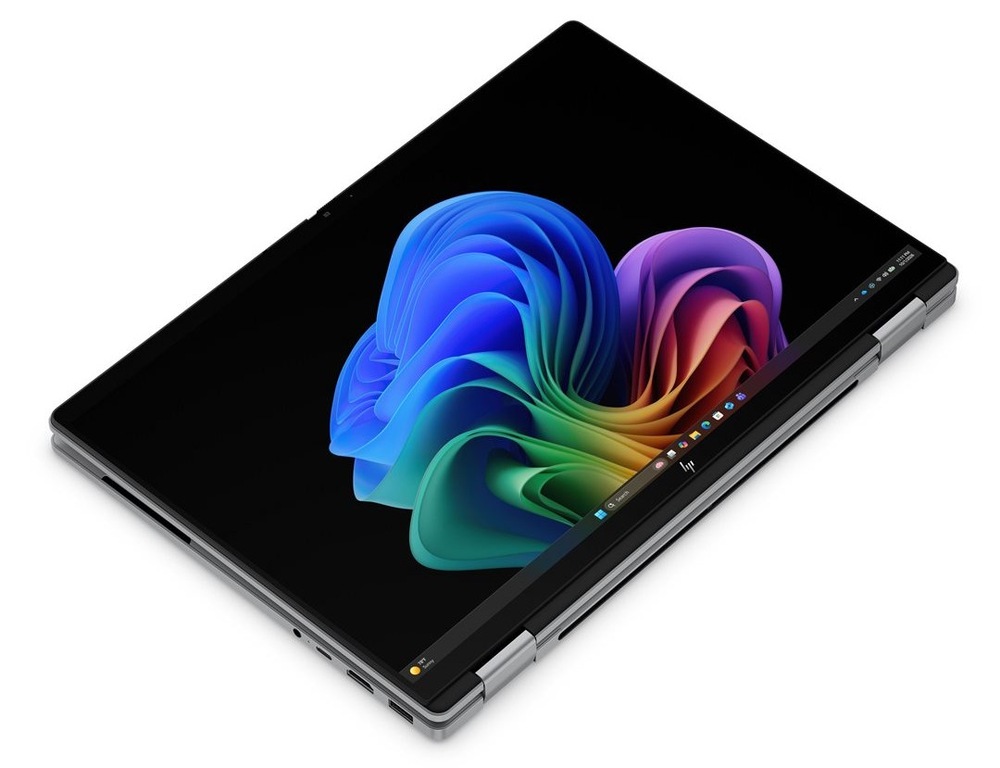 Otvorený a zapnutý prenosný počítač HP OmniBook X Flip AI PC 14-kb0609ncx v polohe tabletu