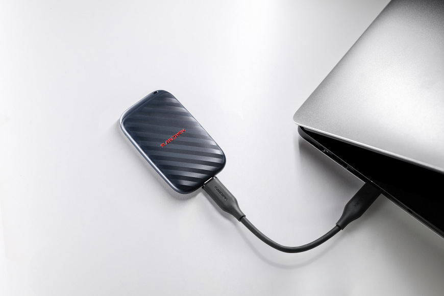 SSD pripojené k notebooku pomocou USB kábla