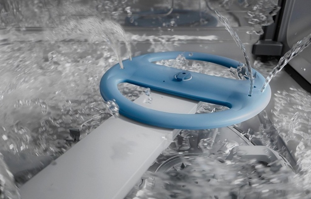 Ostrekovacie rameno 360Clean rozstrekuje vodu po umývačke Electrolux.