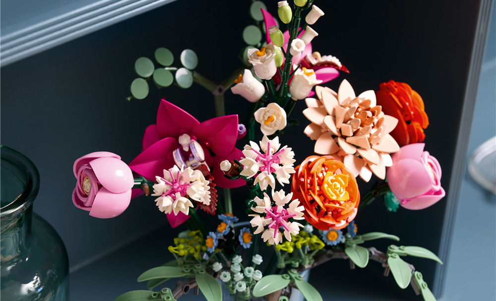 Stavebnica LEGO® Botanicals 10342 Krásná kytice růžových květin Hotová kytica vytvorí výraznú dekoráciu, ktorá neuvädne a nevyžaduje zalievanie ani žiadnu pravidelnú starostlivosť.
