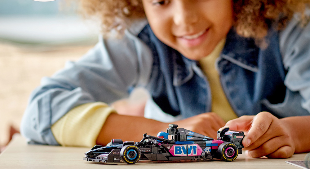 Stavebnica LEGO® Speed Champions 77248 Závodní auto BWT Alpine F1® Team A524 Stavebnica s 258 dielikmi poteší deti od desiatich rokov a pri stavaní im pomôže aplikácia LEGO Builder.