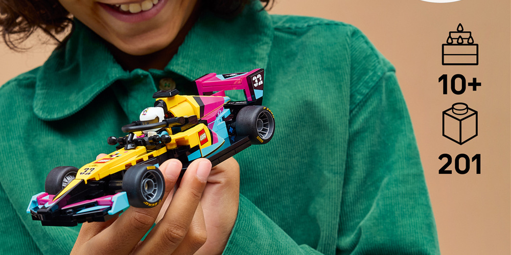 Minifigúrka vodiča v závodnom oblečení McLaren umožňuje usadiť ho do kokpitu a rozohrávať vlastné závody.