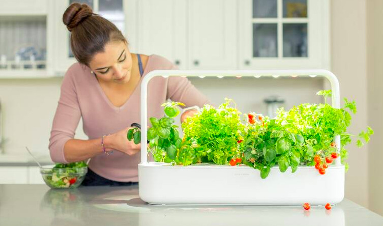 Chytrý kvetináč Click and Grow Smart Garden 9 - biely