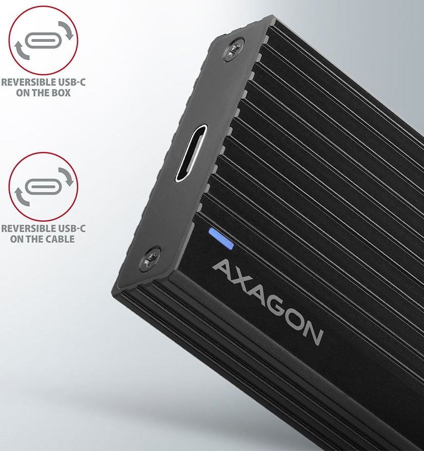 Na obrázku je detail čierneho externého boxu AXAGON pre M.2 SSD. Je vidieť rohová časť zariadenia s USB-C konektorom, malou modrou kontrolkou a výrazným pozdĺžnym rebrovaním po povrchu. Vedľa sú dve jednoduché ikony s textom, ktoré upozorňujú na obojstranný USB-C konektor na boxe aj na kábli.