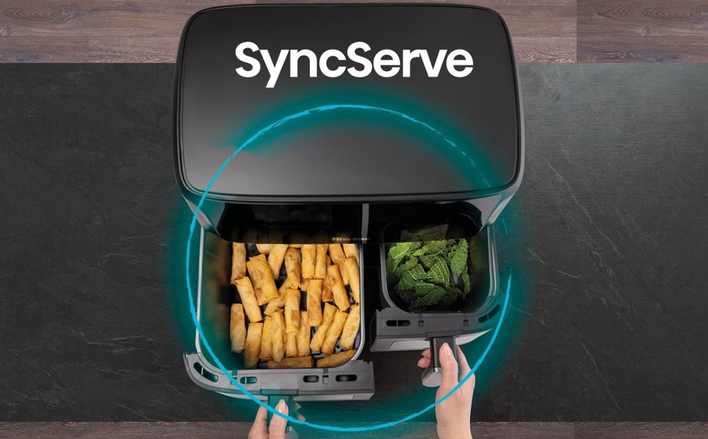 Fritéza teplovzdušná Hisense HAF2700DCD čierna Funkcia SyncServe zaistí rovnaký čas prípravy v oboch košoch. Na obrazku je táto funkcia zobrazená. V každom koši je ina potravina.