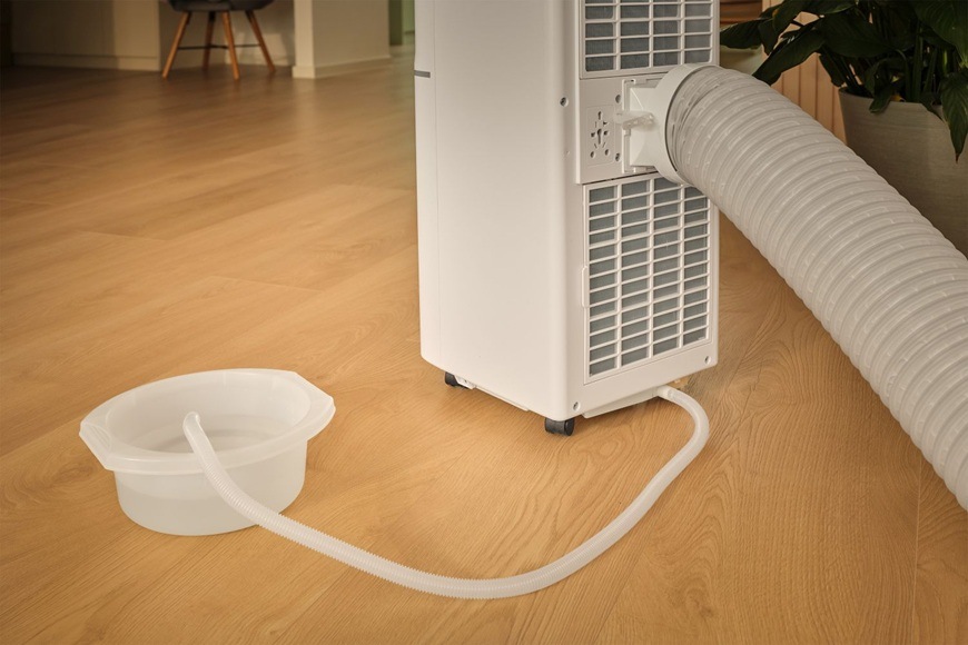 Mobilná klimatizácia Sencor SAC MT8042C Wi-Fi, 8 000 BTU/h biela Zadná časť mobilnej klimatizácie Sencor SAC MT8042C Wi-Fi s odvodnou hadicou a systémom odvodu kondenzátu zaisťuje efektívnu a bezproblémovú prevádzku pri chladení domácnosti.