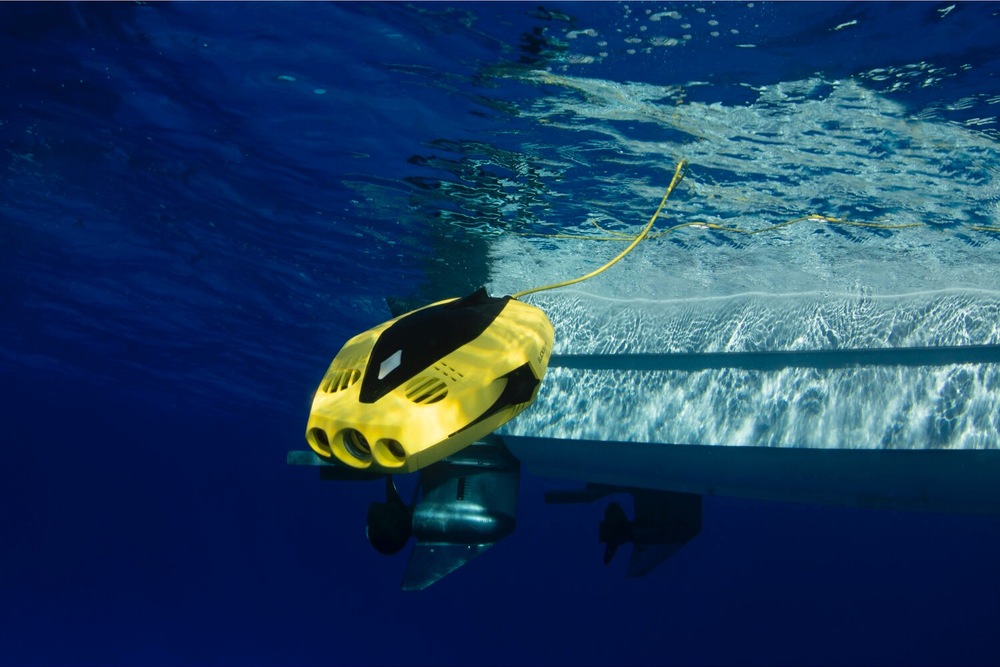 Dron Chasing Dory žltý Žltý podvodný dron Chasing Dory pláva pod hladinou pri lodnej skrutke a je prepojený žltým signálnym káblom.