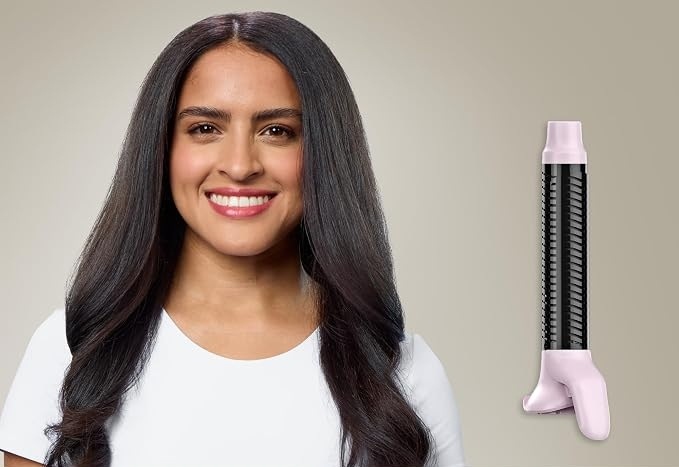 Styler Revlon One-Step RVDR5376E Pink Titanium 5v1 ružová Usmievavá žena s vlasmi upravenými do hladkých voľných vĺn, vedľa nej je samostatne zobrazená kulma s prúdením vzduchu