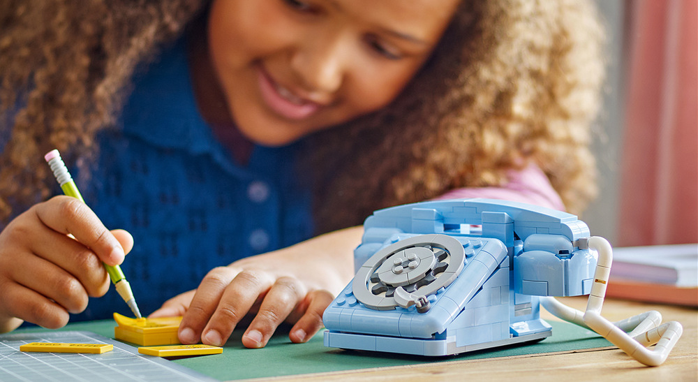 Stavebnica LEGO® Creator 3 v 1 31174 Retro telefón Telefón zo 60. rokov ponúka pohyblivé slúchadlo, otočnú číselnicu, ceruzku a poznámkový blok na hranie.