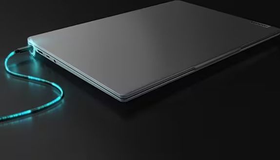 Notebook Lenovo IdeaPad Slim 5 14AHP11 sivý Zatvorený notebook Lenovo IdeaPad Slim 5 s pripojeným napájacím káblom