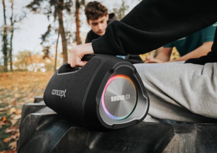 Prenášanie reproduktora Concept SoundJoy BR5060 za madlo s rozsvieteným LED prstencom