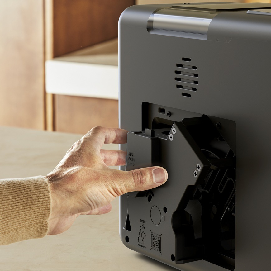 Automatický kávovar Krups EA201BE0 My Coffee Steam čierny/svetlo šedá Muž vybral z sparovaciu jednotku automatického kávovaru Krups EA201BE0.