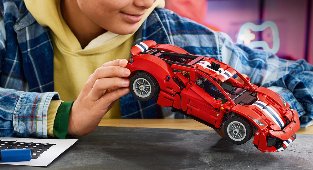 Stavebnica LEGO® Technic 42235 Auto Ferrari 488 PISTA Kód z balenia odomkne špeciálny dizajn LEGO Technic vo videohre Forza Horizon 6.
