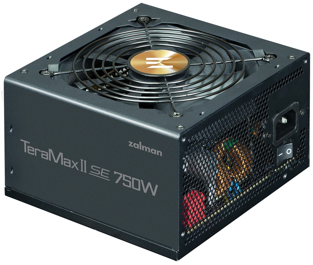 Zdroj Zalman TeraMax II SE 750W (ZM750-TMX2SE) čierny Na obrázku je napájací zdroj Zalman TeraMax II SE 750W zachytený šikmo spredu. V hornej časti je vidieť ventilátor s kruhovou ochrannou mriežkou a na čelnej strane panel modulárnej kabeláže s popismi pre PCI-E/CPU, SATA/IDE, 12V-2x6 a 24PIN. Na ľavom boku je nápis TeraMax II SE 750W. Fotografia ukazuje technický detail zdroja určeného pre výkonné počítačové zostavy.