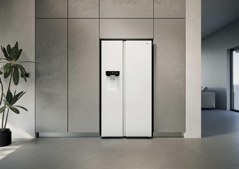 Americká chladnička Haier HSW79F18DIGW biela/sklo Chladnička americká Haier HSW79F18DIGW v modernom interiéri