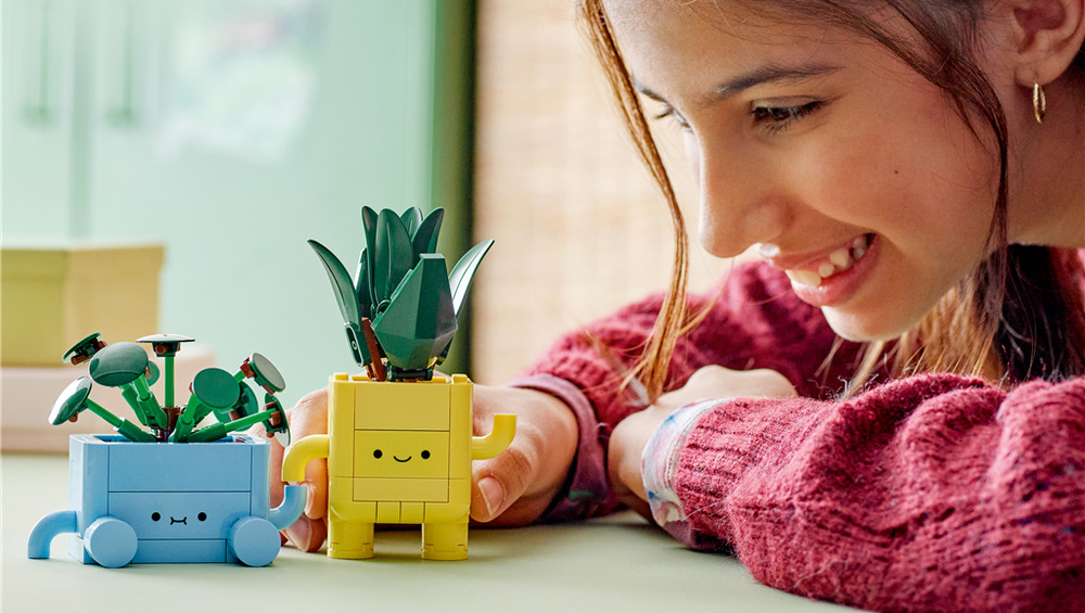 Stavebnica LEGO® Botanicals 10349 Veselé rostlinky Stavebnica pre deti od 9 rokov ponúka možnosť samostatného aj spoločného stavania s rodinou alebo kamarátmi.