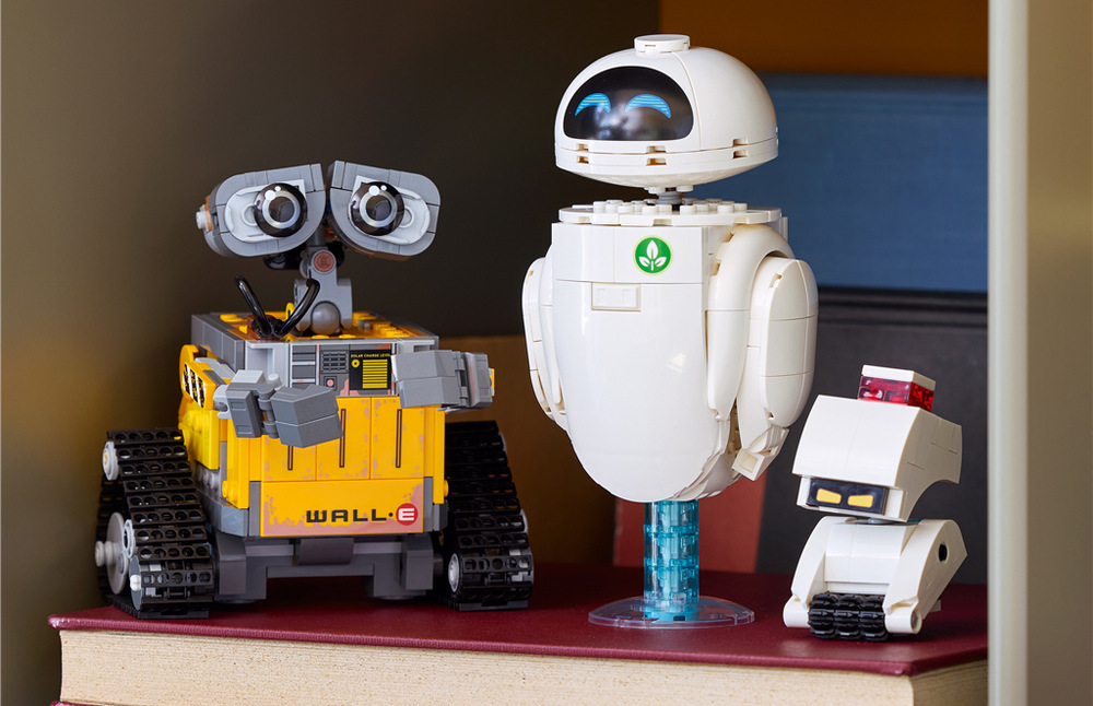Stavebnica LEGO® │ Disney a Pixar 43279 VALL•I a EVA Pohyblivé hlavy, paže, kolieska a otáčajúca sa kefa umožní vytvoriť zakaždým inú dynamickú scénu.