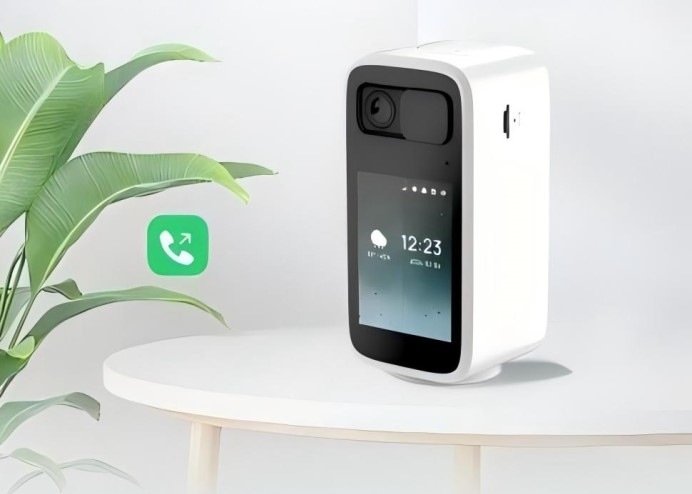 IP kamera IMMAX NEO LITE SMART Security BLOCK biela IP kamera IMMAX NEO LITE SMART Security BLOCK stojaca na stolíku v miestnosti