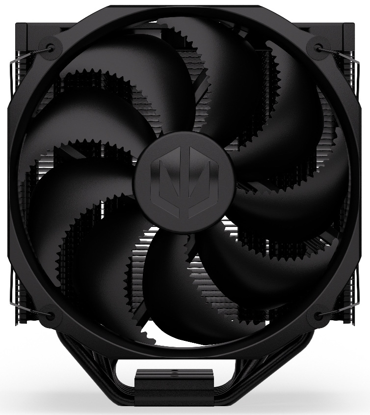 Na obrázku je chladič CPU ENDORFY Fortis 5 Black z čelného pohľadu. Väčšinu plochy zaberá veľký čierny ventilátor s viacerými lopatkami a okrúhlym stredom s logom. Za ventilátorom sú cez medzery vidieť husté kovové rebrá chladiča. Po stranách sú viditeľné drôtené spony, ktoré ventilátor držia na mieste, a dole uprostred je základňa so zväzkom zahnutých trubičiek, ktoré vedú teplo do rebier.