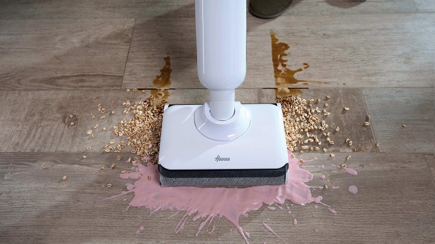Tyčový vysávač Hoover HW400 011 biely vysávač Hoover HW400 011 upratuje rozliate cereálie s mliekom z podlahy