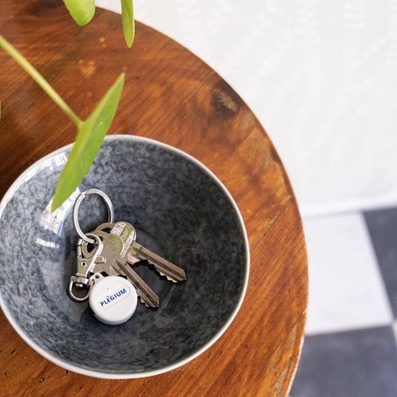 Chytrý osobný alarm Plegium Smart Emergency Button biely
