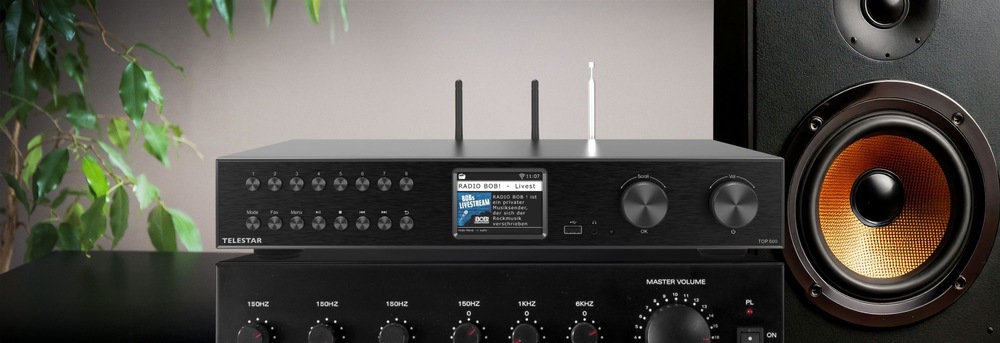 Internetový rádioprijímač s DAB+ Telestar TOP 500 čierny Hi-Fi tuner Telestar TOP 500 zapojený v audio zostave vedľa reproduktora s veľkým meničom