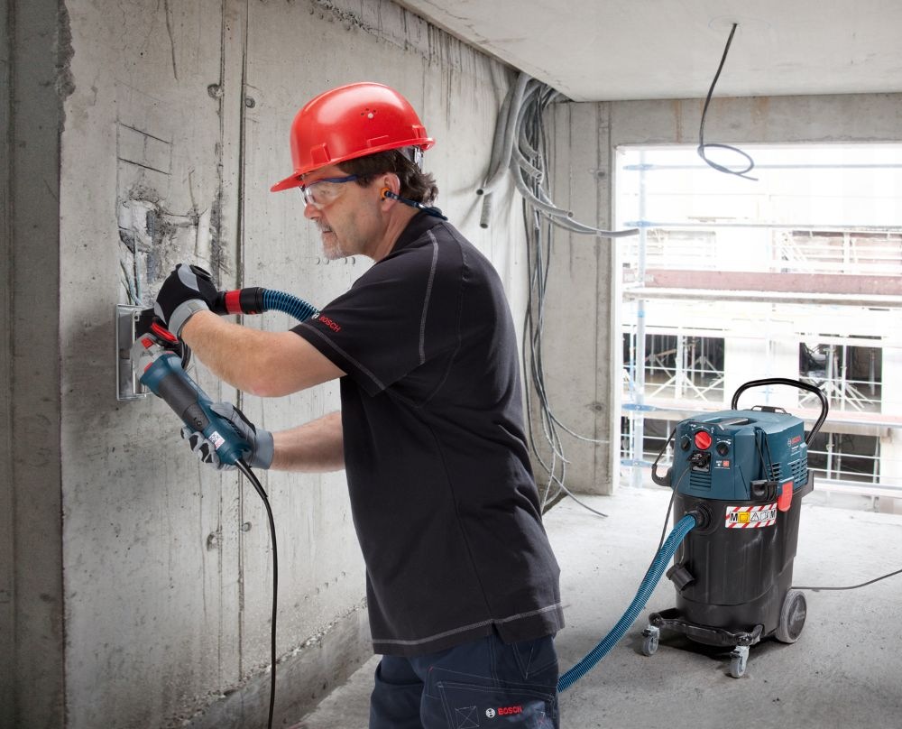Priemyselný vysávač Bosch Professional GAS 55 M AFC modrý Priemyselný vysávač Bosch Professional GAS 55 M AFC disponuje veľkou nádobou s objemom 55 litrov