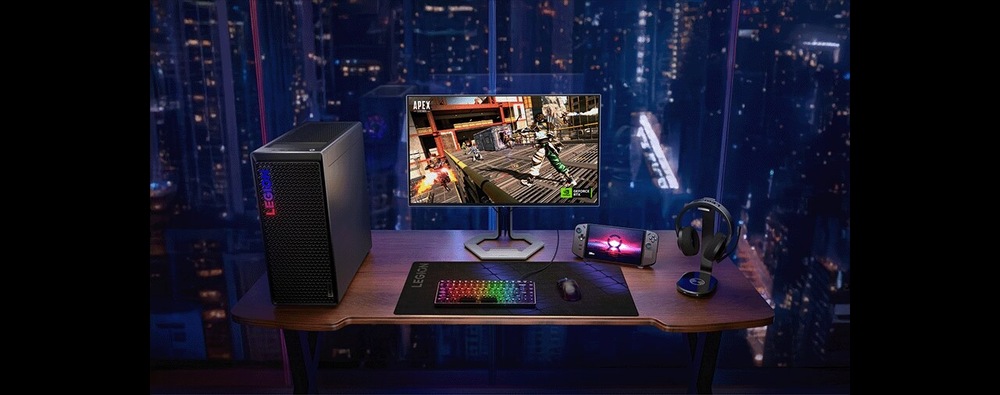 Herný monitor Lenovo Legion Pro 32UD-10 čierny/biely Herná zostava na stole s výhľadom na nočné mesto v pozadí. Obsahuje počítač, monitor s hernou funkciou, RGB klávesnicu a myš, chytrý telefón a slúchadlá.