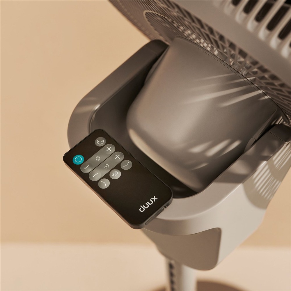 Ventilátor stojanový Duux DXCF220 Whisper 3 Gray sivý detail ventilátora Duux Whisper 3 s diaľkovým ovládaním a ovládacím panelom