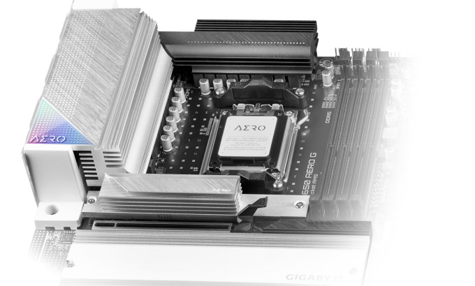 Základná doska GIGABYTE B650 AERO G Premyslené chladenie bráni prehrievaniu zostavy a znižovaniu výkonu