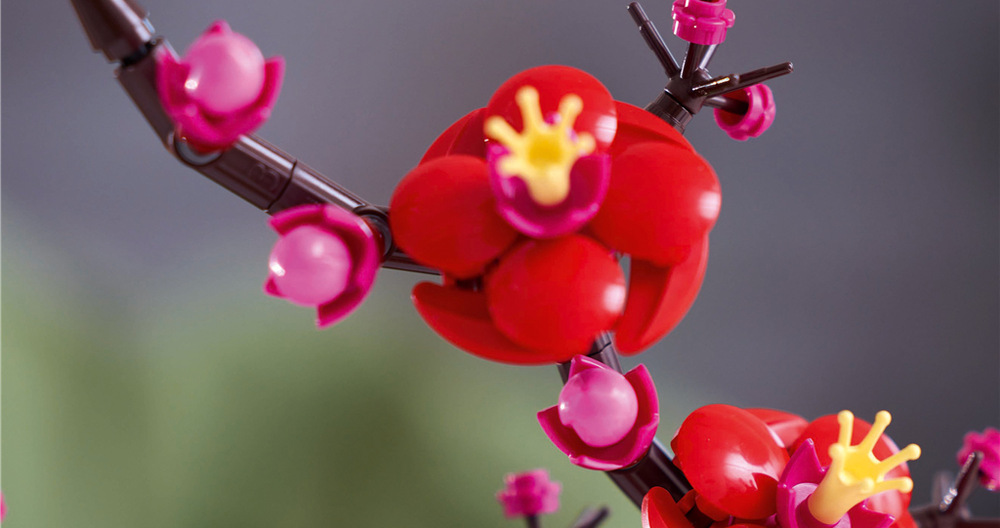 Stavebnica LEGO® Botanicals 10369 Meruňka japonská Dekorácia z 327 dielikov LEGO sa hodí samostatne aj do botanickej kolekcie a poteší ako originálny darček z kociek.