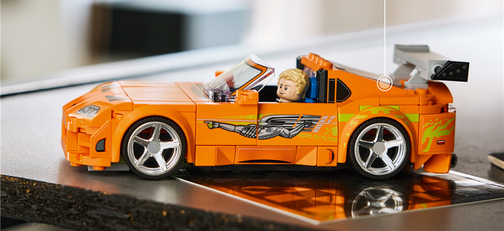 Stavebnica LEGO® Speed Champions 77260 Rychle a zběsile Toyota Supra MK4 Hotový model meria 15 cm na dĺžku a vďaka výraznému vzhľadu sa skvele hodí ako dekorácia alebo zberateľský kúsok.