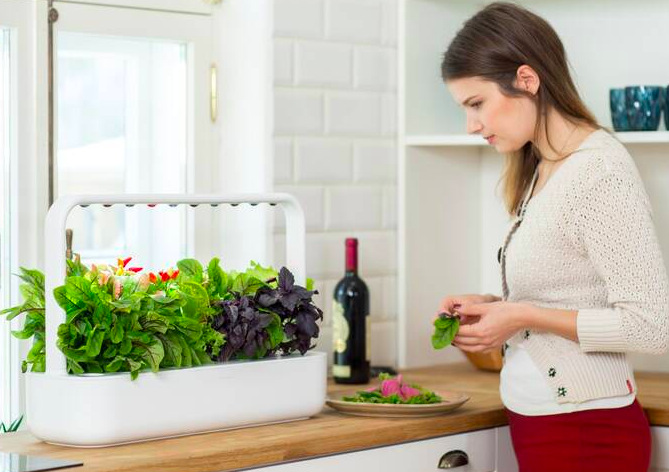 Chytrý kvetináč Click and Grow Smart Garden 9 Pro - biely