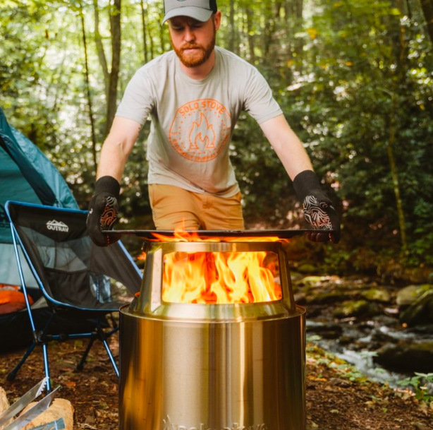 Grilovací rošt Solo Stove Bonfire Použitie grilovacieho roštu Solo Stove Bonfire pri vonkajšom grilovaní na ohnisku v prírode
