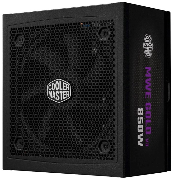 Na obrázku je čierny počítačový napájací zdroj Cooler Master. Z jednej strany je vidieť veľkú ventilačnú mriežku s logom Cooler Master uprostred, z boku fialovo-biely nápis MWE Gold V3 850W.