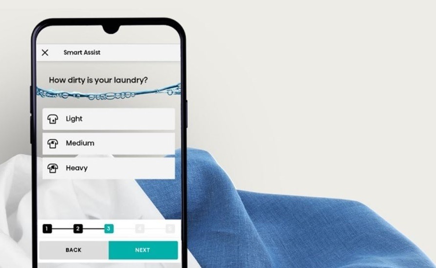 Práčka so sušičkou Hisense WD3I8043BBF2/A čierna mobilný telefón so spustenou aplikáciou ConnectLife