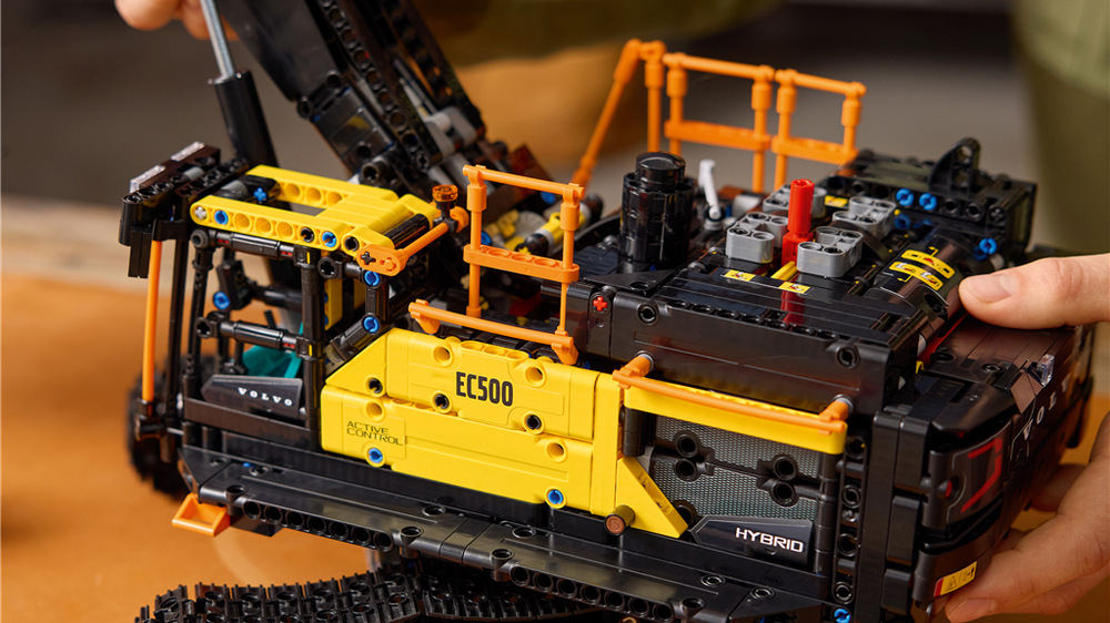 Hotový bager meria cez 54 cm a vďaka aplikácii LEGO Builder poslúži ako pôsobivý výstavný model aj relaxačný projekt.