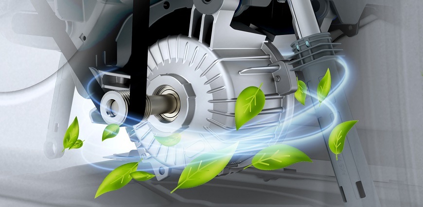 Detail na invertorový motor práčky gorenje, okolo neho poletujú zelené listy.